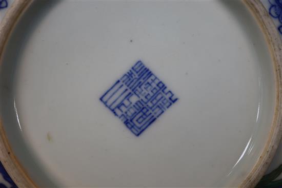 A Chinese wucai porcelain bowl and cover